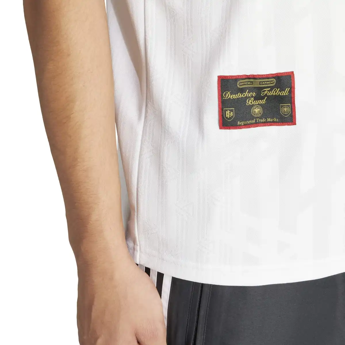 IT7749_6_APPAREL_On_Model_Detail_View_2_white.webp