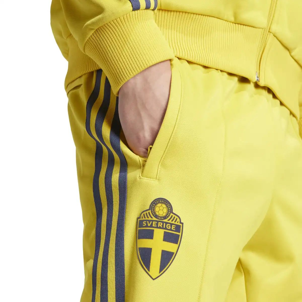 IT7800_6_APPAREL_On_Model_Detail_View_1_white.webp