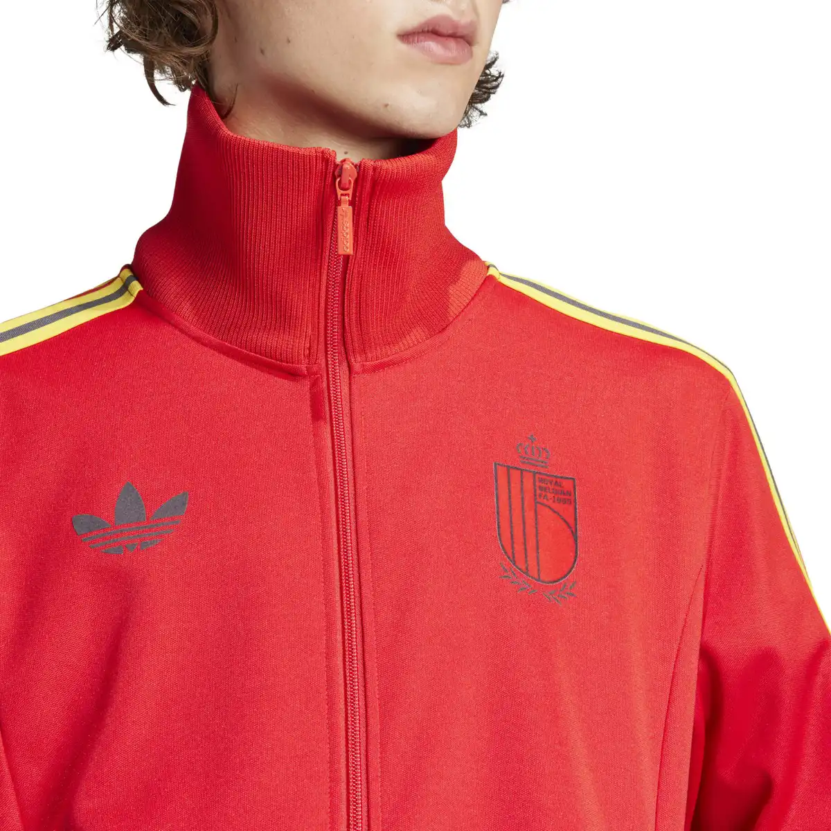 IT7801_7_APPAREL_On_Model_Detail_View_1_white.webp