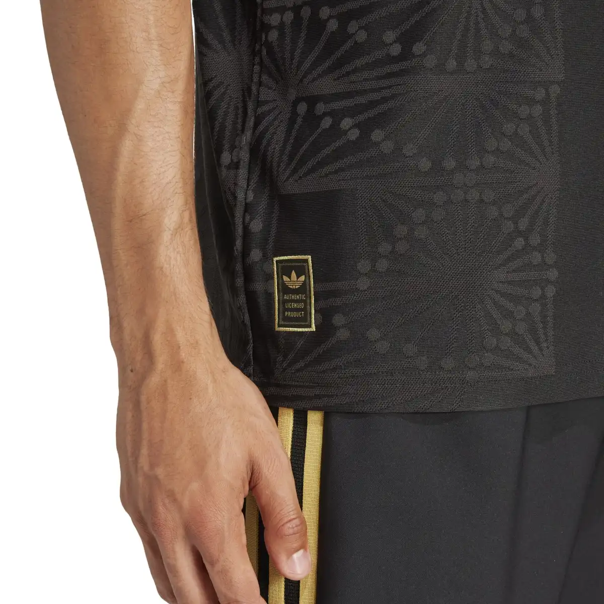 JF2639_7_APPAREL_On_Model_Detail_View_2_white.webp