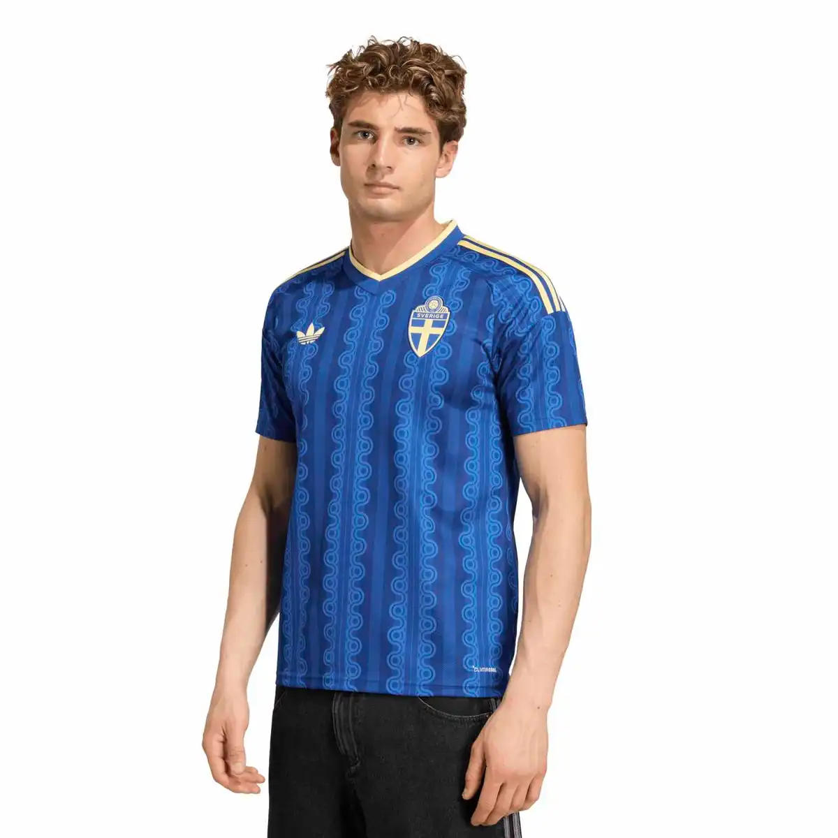 JM5810_3_APPAREL_On_Model_Standard_View_white.webp